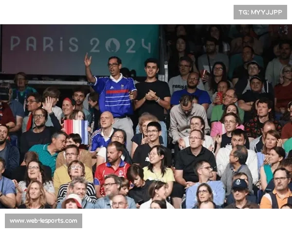 乒乓球赛场观众热情高涨,现场喝彩助力选手表现 乒乓球赛场观众热情高涨,现场喝彩助力选手表现